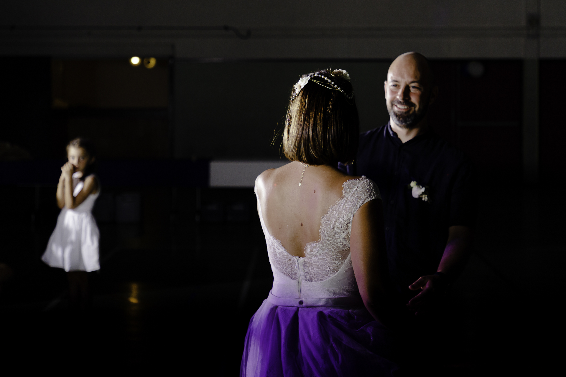 Photo des mariés à l&apos;ouverture du bal, seul sur la piste de danse, éclairé dans le noir.