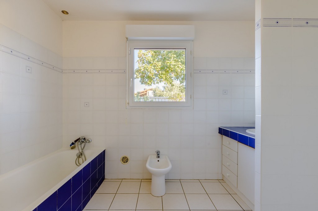 Photos immobilières et d&apos;archritecture de rénovation de salle de bain, et d&apos;une chambre dans la drome.