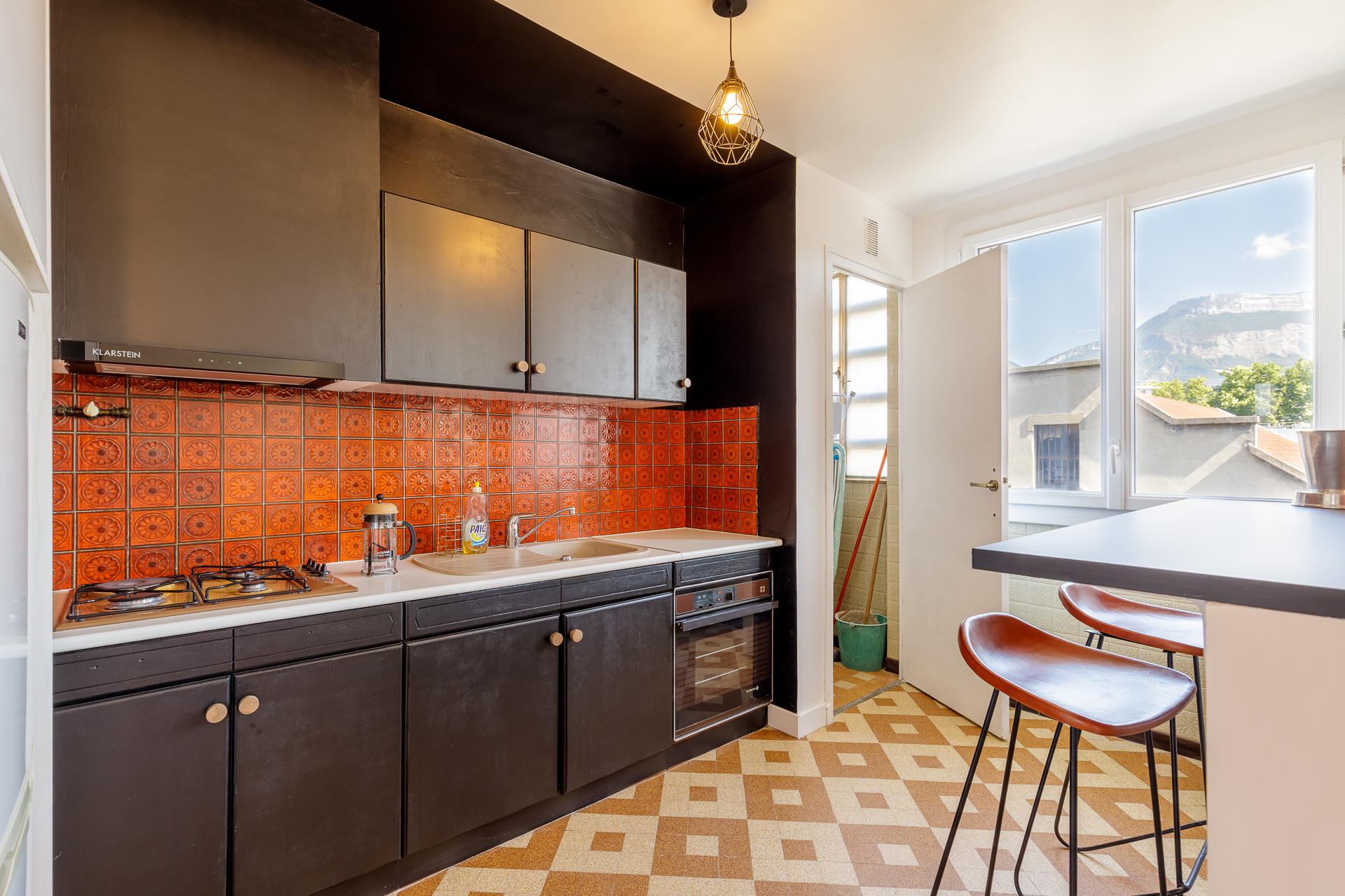 Photo immobilière d&apos;une cuisine rénovée dans un appartement à grenoble, dans l&apos;isère.