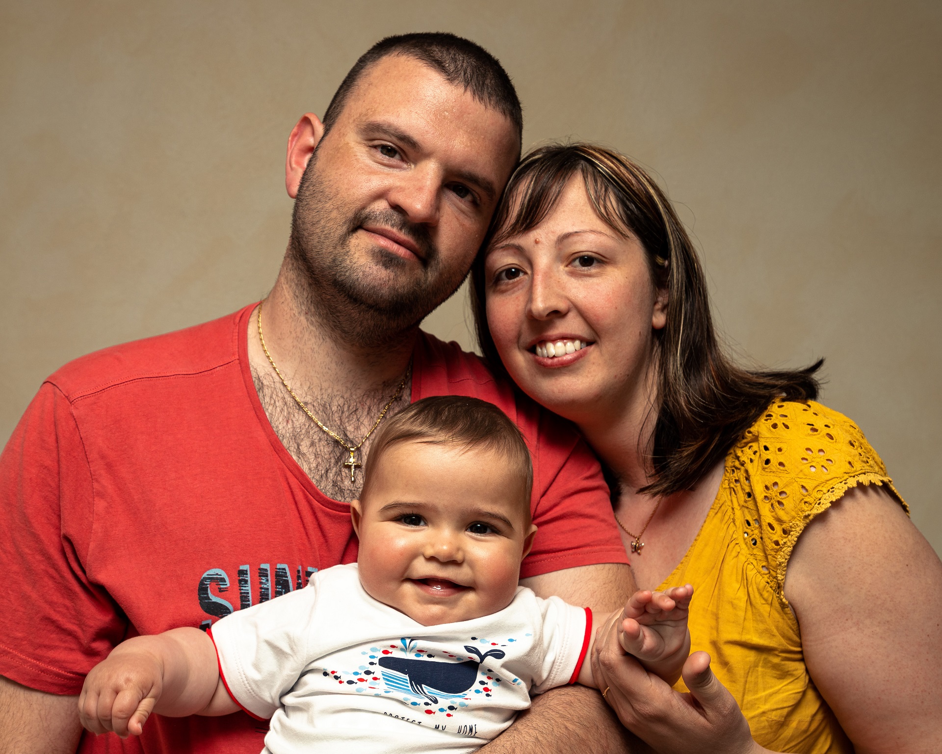 Photo de famille avec un enfant réalisée sur valence dans un style studio